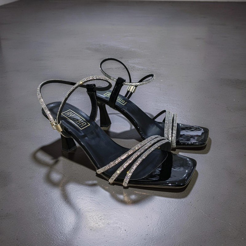 Siyah Rugan İnce Bantlı Taş Detaylı Topuklu Sandalet