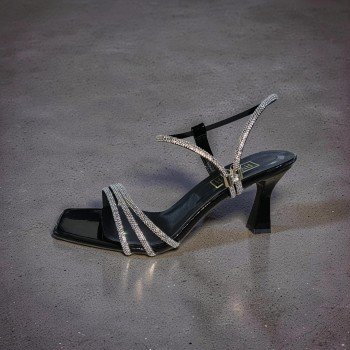 Siyah Rugan İnce Bantlı Taş Detaylı Topuklu Sandalet