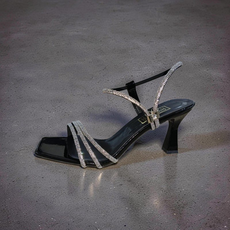 Siyah Rugan İnce Bantlı Taş Detaylı Topuklu Sandalet