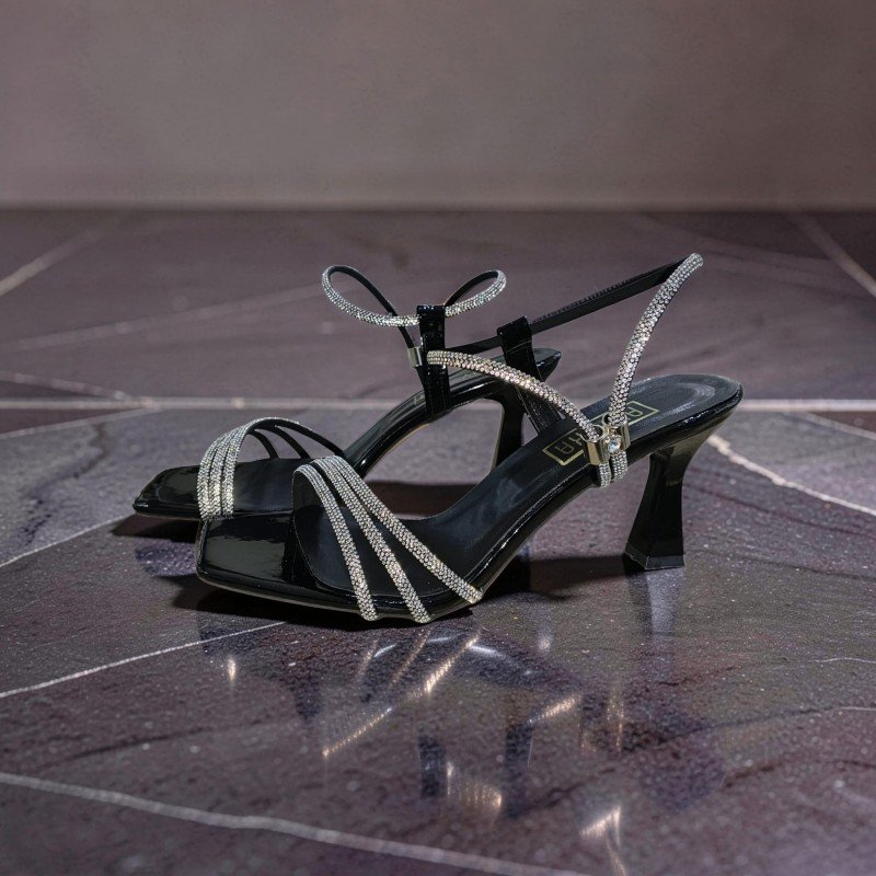 Siyah Rugan İnce Bantlı Taş Detaylı Topuklu Sandalet