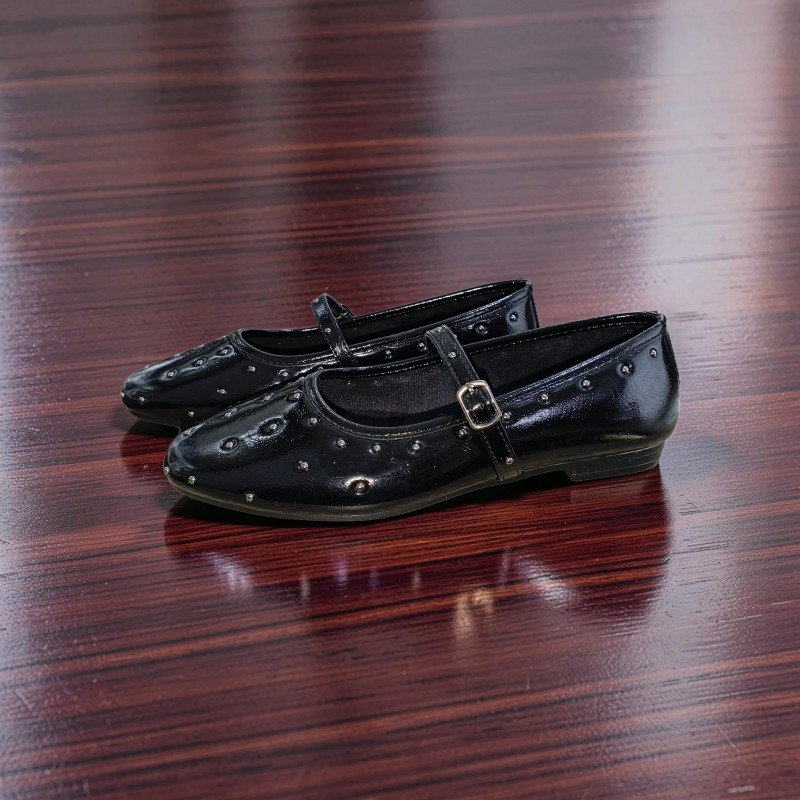 Tarzına Işıltı Kat: Zımba Detaylı Patent Mary Jane!