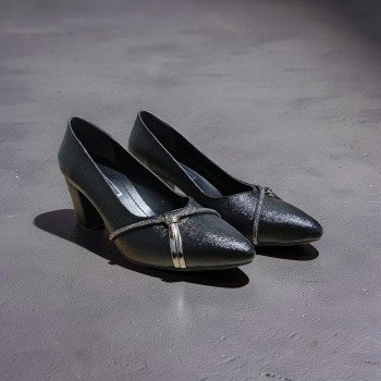 Işıltılı Şıklık: Gümüş Detaylı Siyah Abiye Ayakkabı