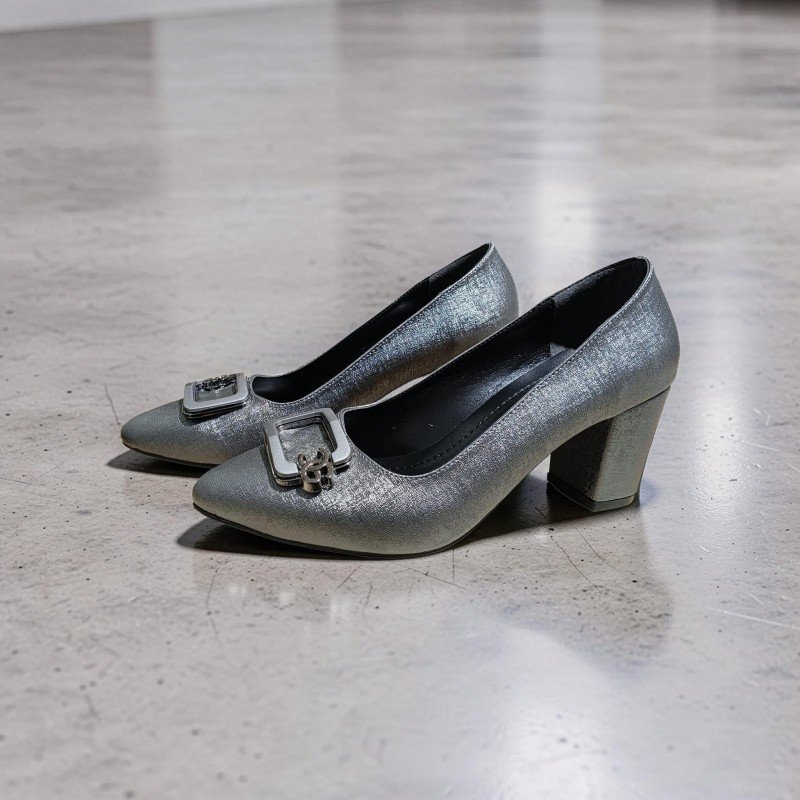 Gümüş Parıltılı Kare Toka Detaylı Kalın Topuklu Ayakkabı