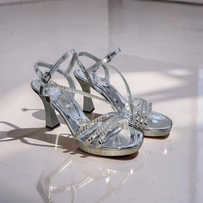 Göz Alıcı Gümüş Taşlı Platform Topuklu Sandalet