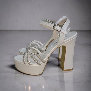 Göz Alıcı Işıltı: Taş Detaylı Platform Topuklu Sandalet