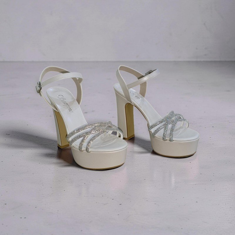 Göz Alıcı Işıltı: Taş Detaylı Platform Topuklu Sandalet