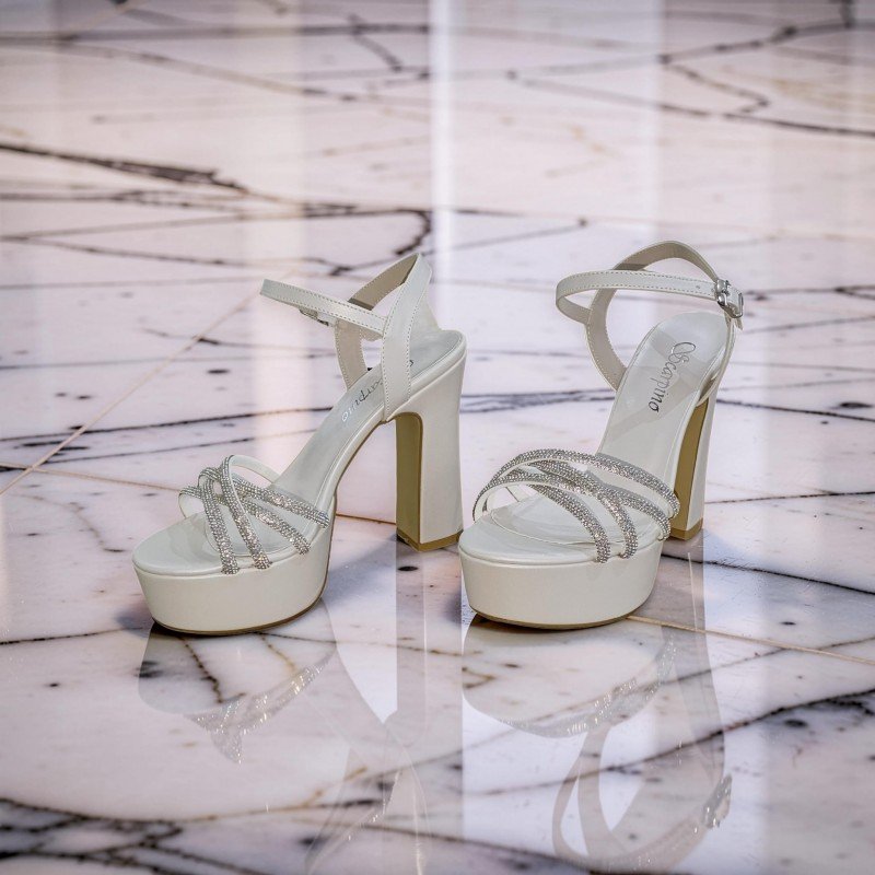 Göz Alıcı Işıltı: Taş Detaylı Platform Topuklu Sandalet