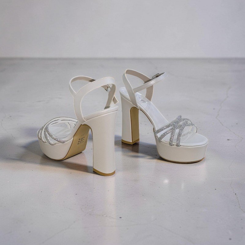 Göz Alıcı Işıltı: Taş Detaylı Platform Topuklu Sandalet