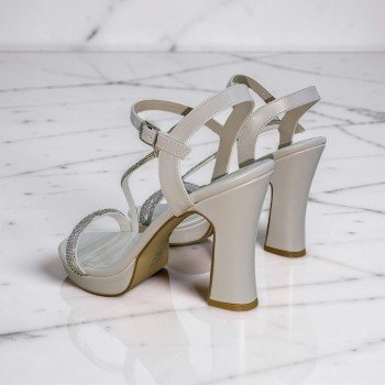 ışıltılı ve Zarif: Gümüş Detaylı Platform Topuklu Sandalet