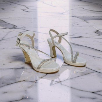 ışıltılı ve Zarif: Gümüş Detaylı Platform Topuklu Sandalet