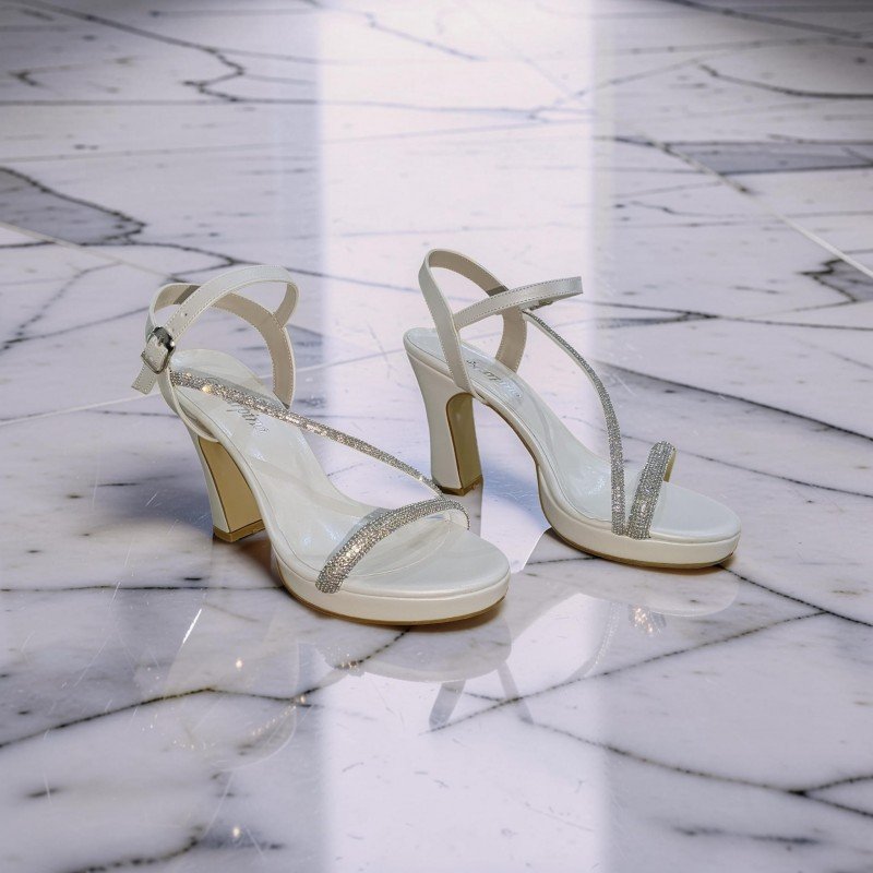 ışıltılı ve Zarif: Gümüş Detaylı Platform Topuklu Sandalet