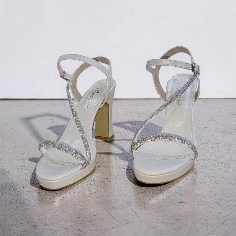 ışıltılı ve Zarif: Gümüş Detaylı Platform Topuklu Sandalet