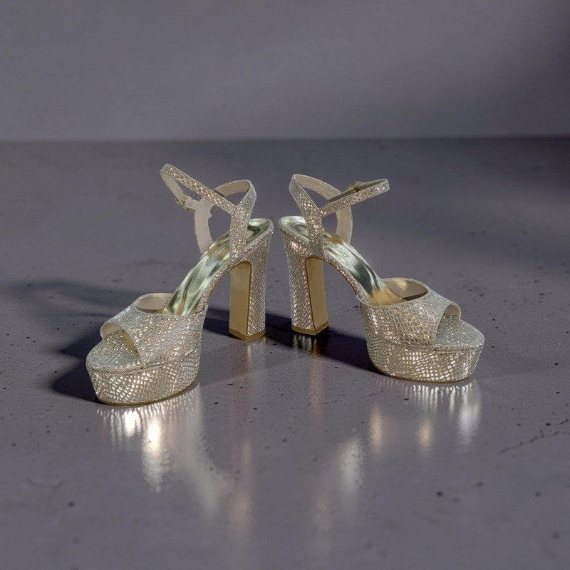 Gümüş Işıltılı Yüksek Platform Topuklu Abiye Ayakkabı - Şıklık ve Konfor Bir Arada!
