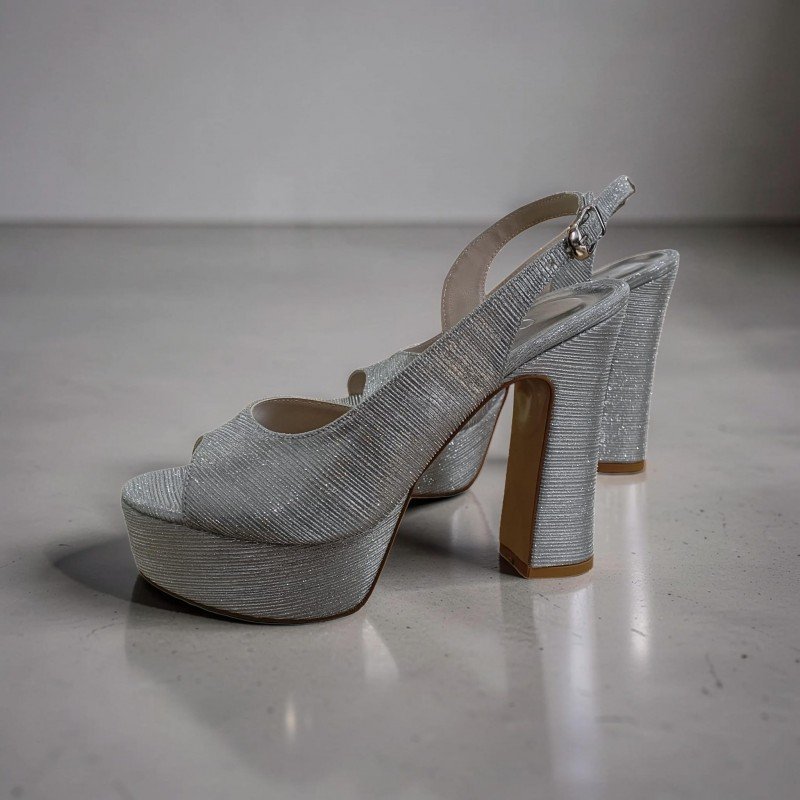 Gümüş Simli Platform Topuklu Sandalet - Işıltılı ve Şık