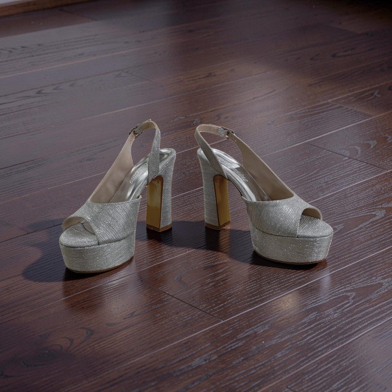 Gümüş Simli Platform Topuklu Sandalet - Işıltılı ve Şık
