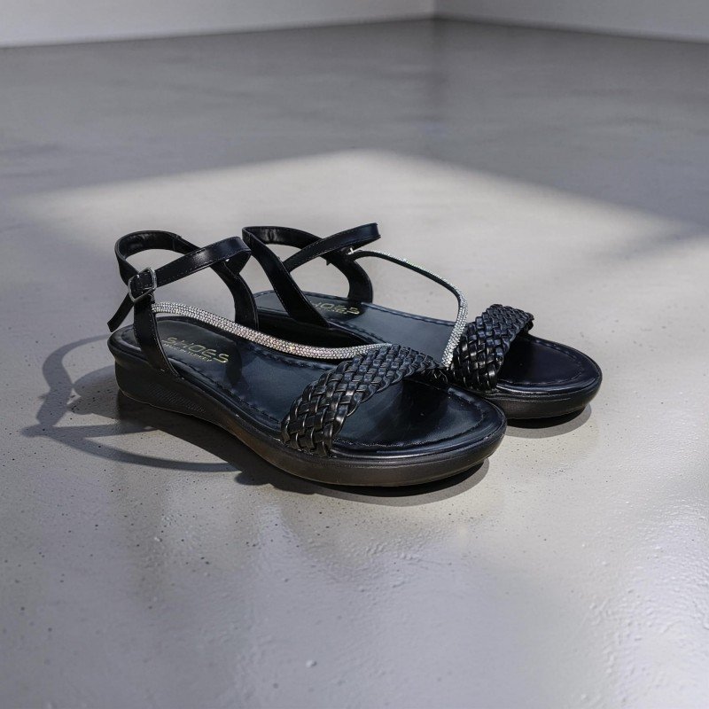 Şıklık ve Konfor Bir Arada: Taşlı ve Örgü Detaylı Siyah Sandalet