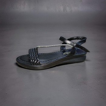 Şıklık ve Konfor Bir Arada: Taşlı ve Örgü Detaylı Siyah Sandalet