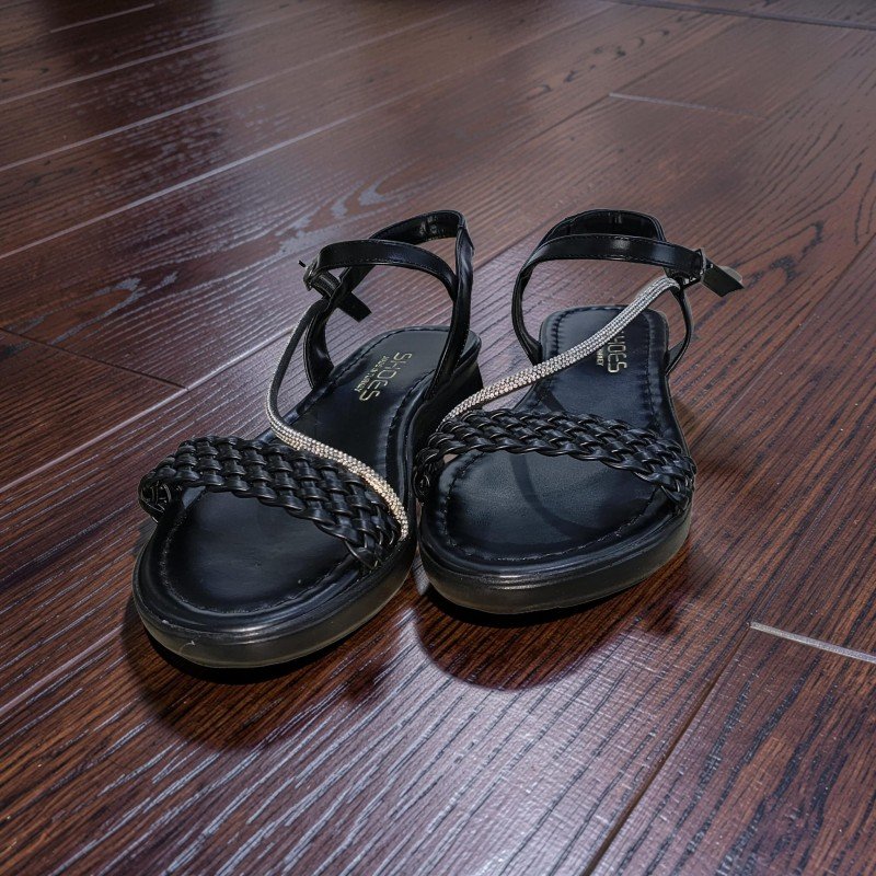 Şıklık ve Konfor Bir Arada: Taşlı ve Örgü Detaylı Siyah Sandalet